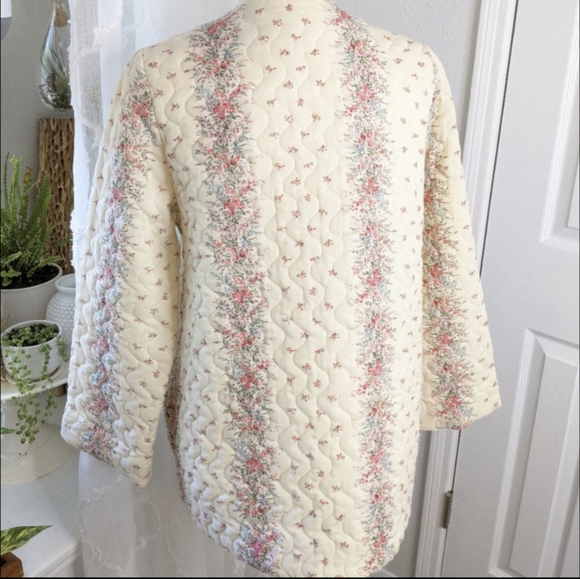 SOLD Vintage 1960s 1970s quilted house coat bed jacket - Picture 4 of 13